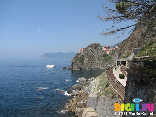 SX19554 Boat arriving at Manarola, Cinque Terre, Italy